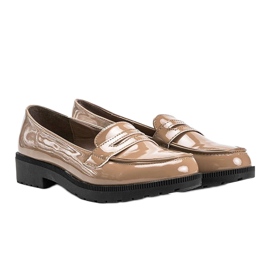 Beige lackade Sis loafers 1