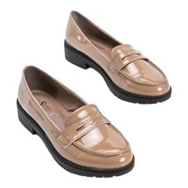 Beige lackade Sis loafers 2