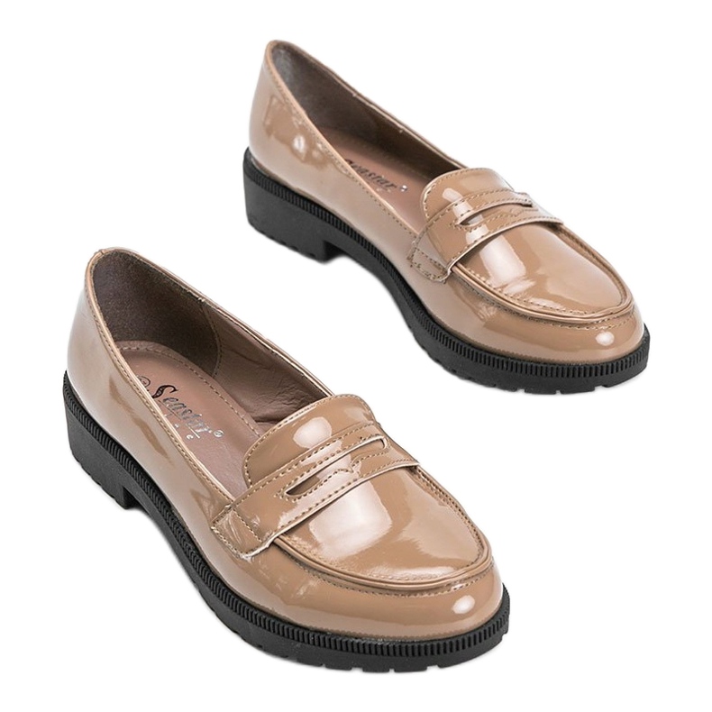 Beige lackade Sis loafers 2