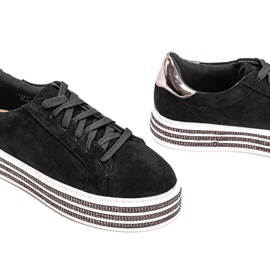 Svarta sneakers på en tjock sula från Lil 1