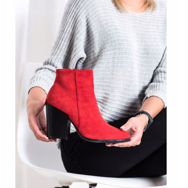 Marquiz Stövlar på ett stort inlägg röd 2