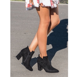 Stövlar på ett inlägg VINCEZA svart 1