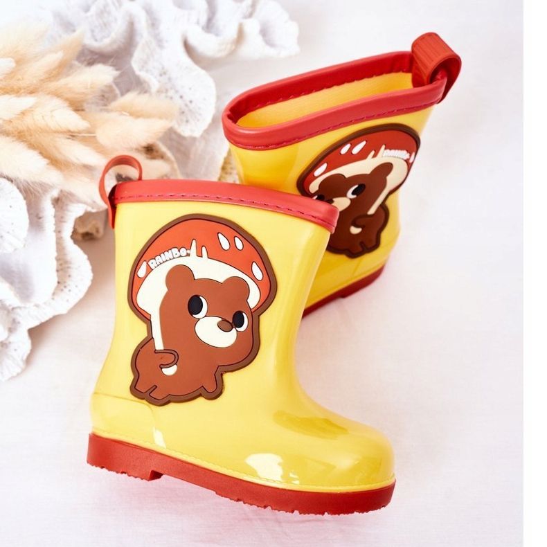 Barnens gula galoscher med en nalle 1