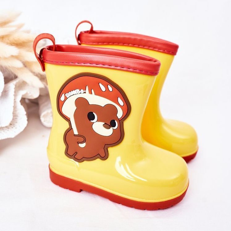 Barnens gula galoscher med en nalle 2