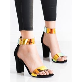 Goodin Sandaler på en bar med Holo -effekt svart 1