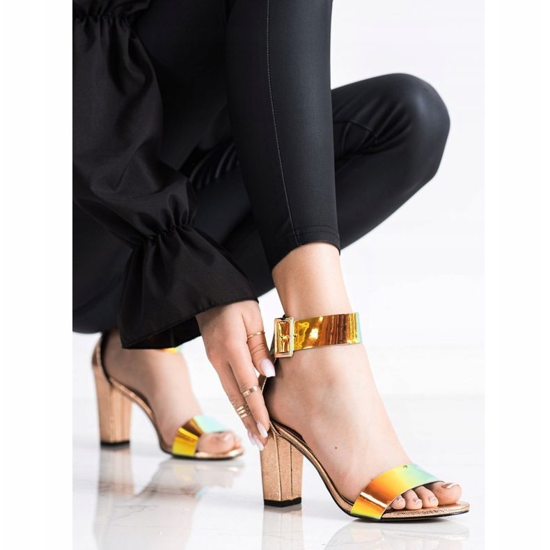 Goodin Sandaler på en bar med Holo -effekt gyllene 2