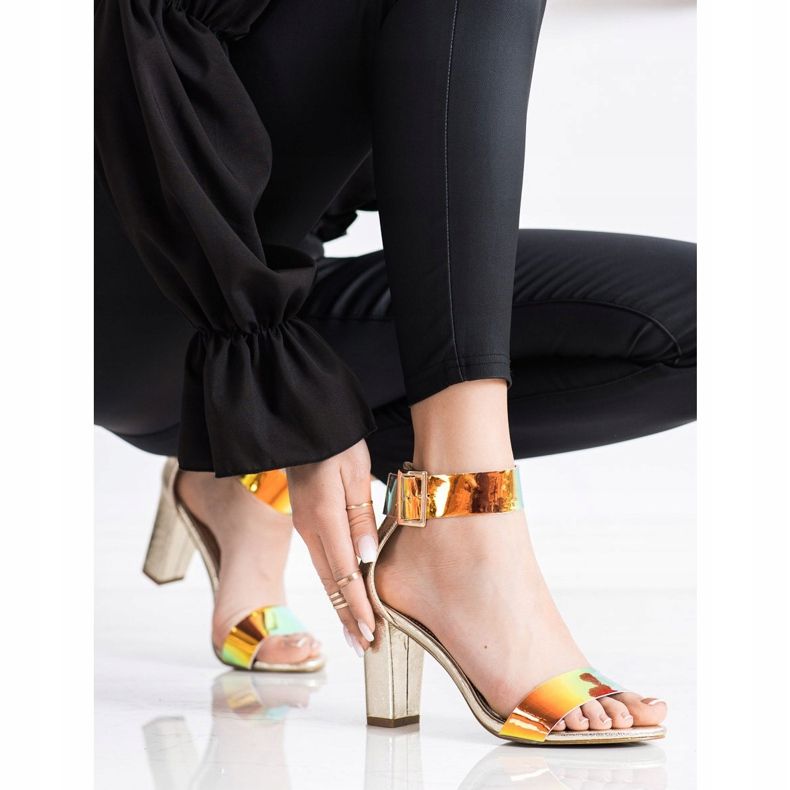 Goodin Sandaler på en bar med Holo -effekt gyllene 1