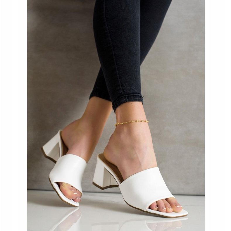 SHELOVET Klassiska vita tofflor på en bar 2