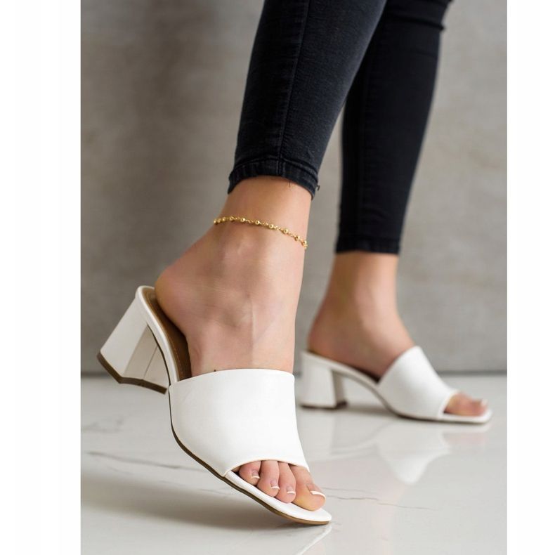 SHELOVET Klassiska vita tofflor på en bar 1