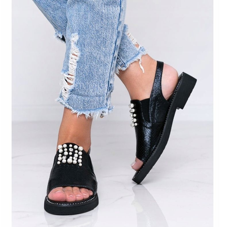 Svarta sandaler med pärlor som en kvinna 1
