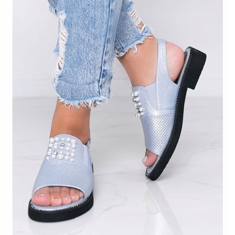 Blå sandaler med pärlor som en kvinna 1