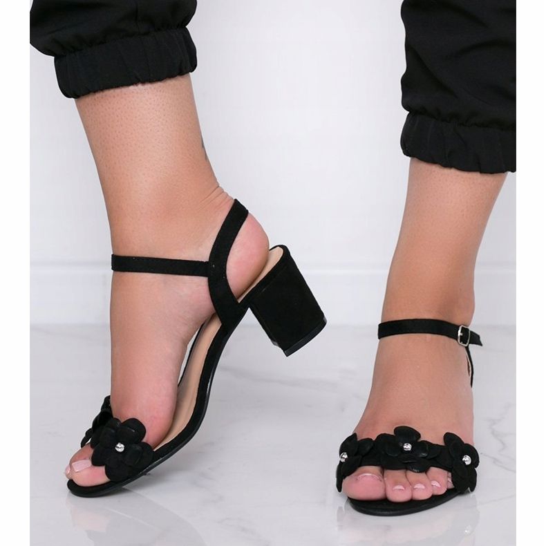 Svarta sandaler på en stolpe med Little Havana blommor 1