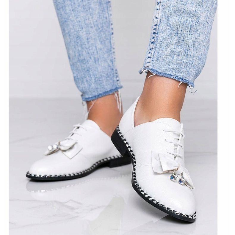 Vita blanka skor med en Lost Stars -rosett 1