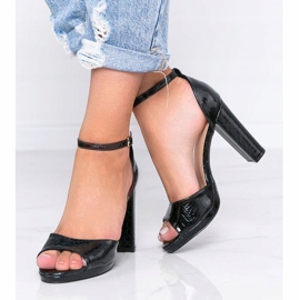 Svarta sandaler på en stolpe med Millo -ormskinnsmönster 2