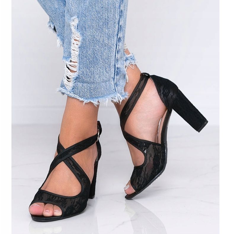 Svarta spetsskor på Beth -stolpen 1