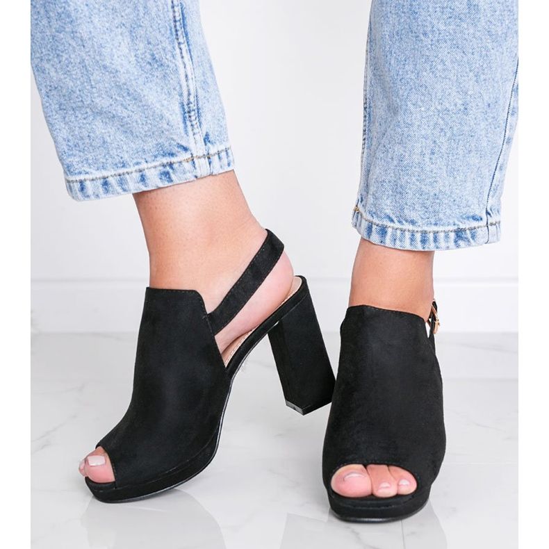 Svarta sandaler på en hallickstolpe 1