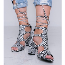 Svarta sandaler på en stolpe i Gold Jungle ormskinnsmönster 1