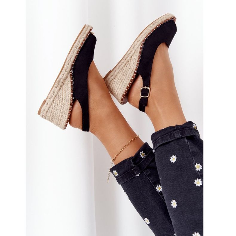 PG1 Svarta sandaler på en kil med flätade svarta Las Palomas beige 1