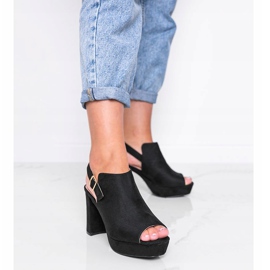 Svarta sandaler på posten som Lordly 1