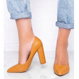 Bruna pumpar på en stolpe med This Way ormskinnsmotiv 1