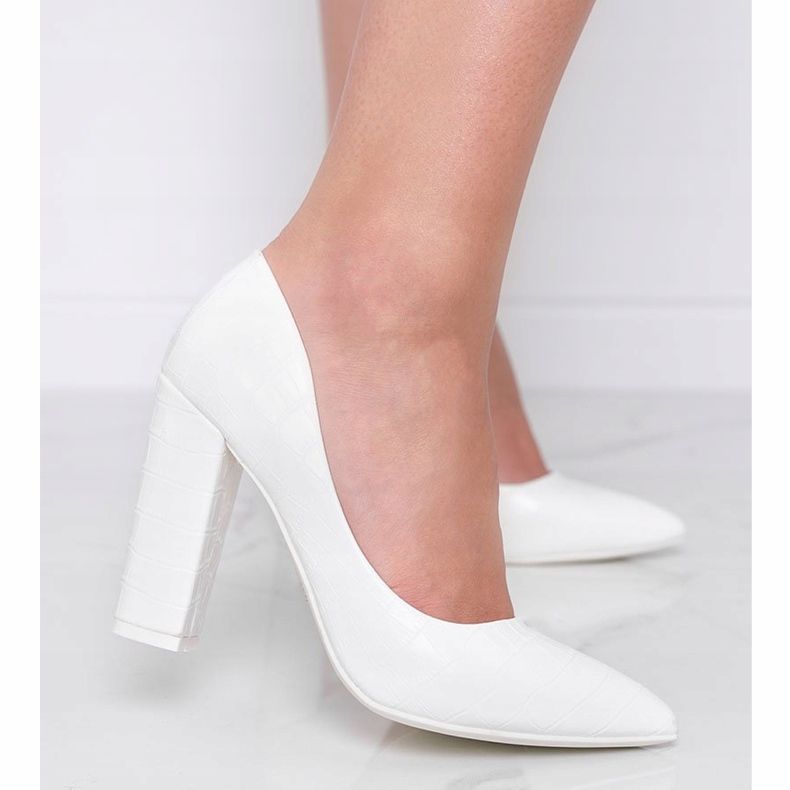 Vita pumpar på en stolpe med ett ormskinnsmönster This Way 1