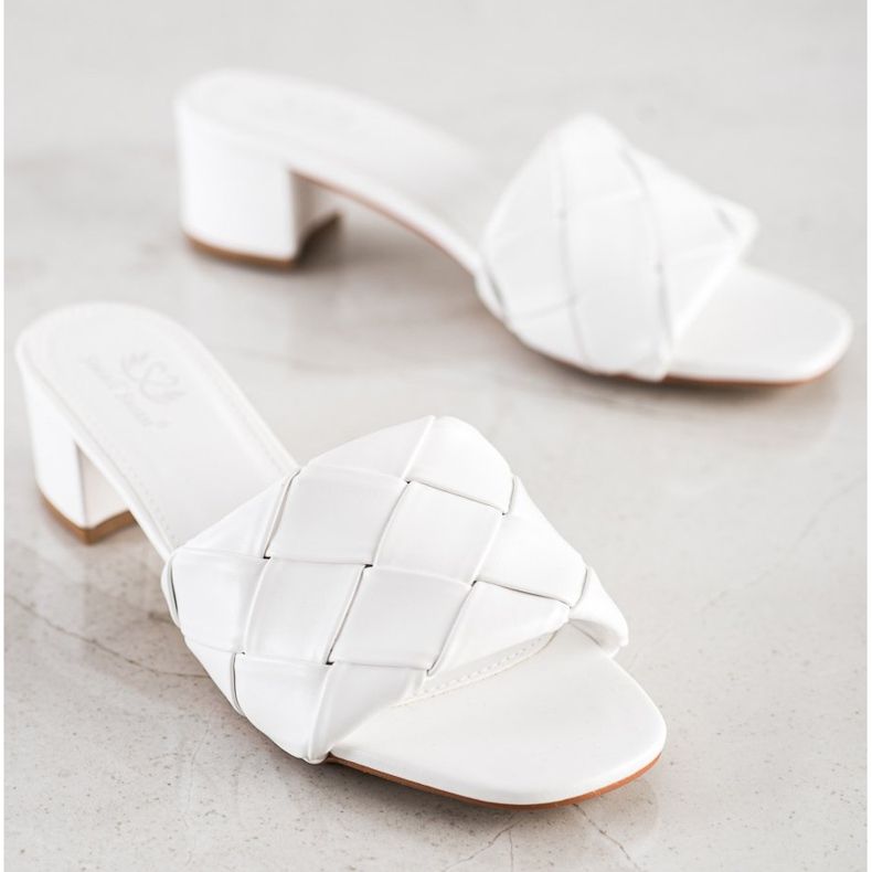 Small Swan Quiltade tofflor på ett inlägg vit 1