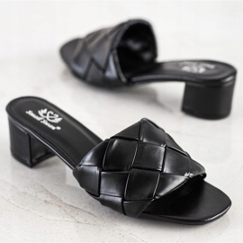 Small Swan Quiltade tofflor på ett inlägg svart 1