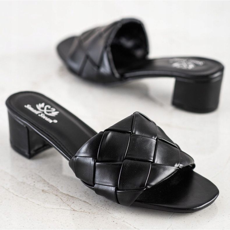 Small Swan Quiltade tofflor på ett inlägg svart 1