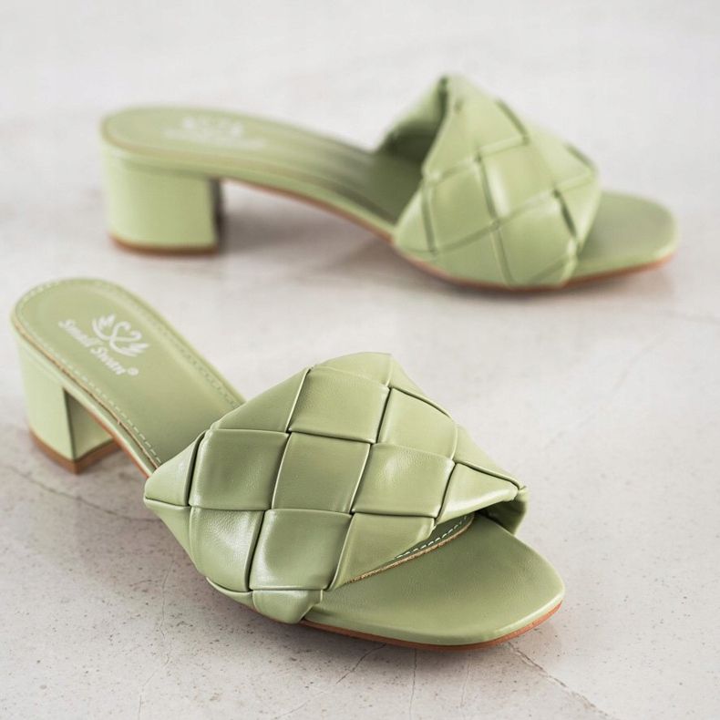 Small Swan Quiltade tofflor på ett inlägg grön 1