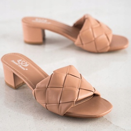 Small Swan Quiltade tofflor på ett inlägg beige 1