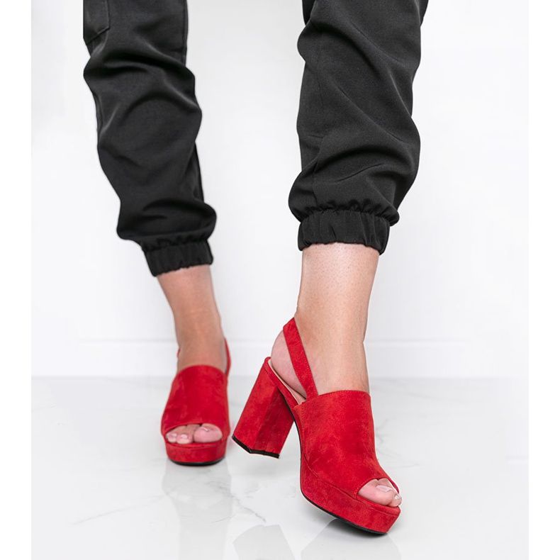 Chikies röda sandaler på stolpen 1