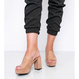 Beige sandaler på ett Chikie -inlägg 1