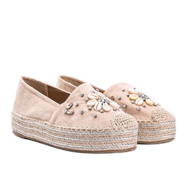 Beige espadriller på en tjock fru Nicki -sula 1