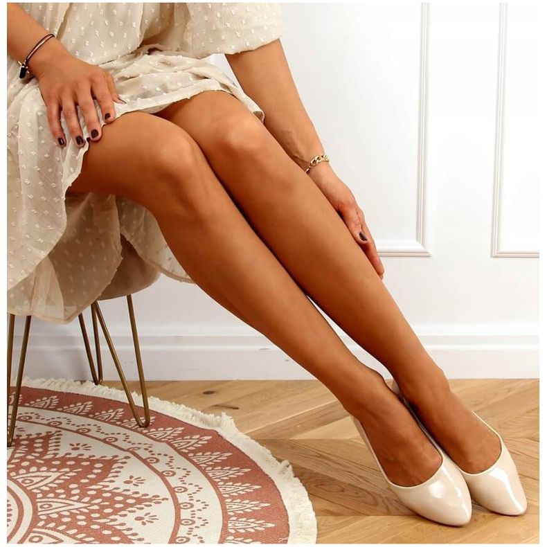 Smidiga beige lackerade ballerinor CC201 Beige 1