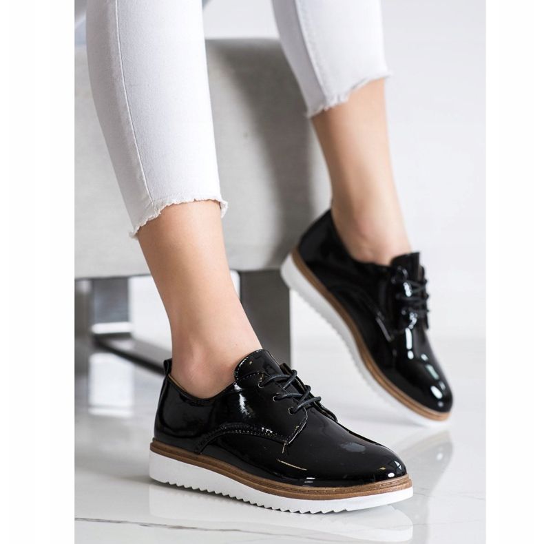 SHELOVET Svartlackerade skor 2