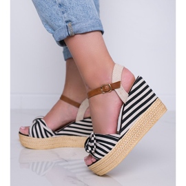 Svartvita kilsandaler med en Holiday Vibes -rosett 1