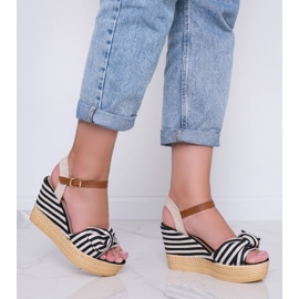 Svartvita kilsandaler med en Holiday Vibes -rosett 2