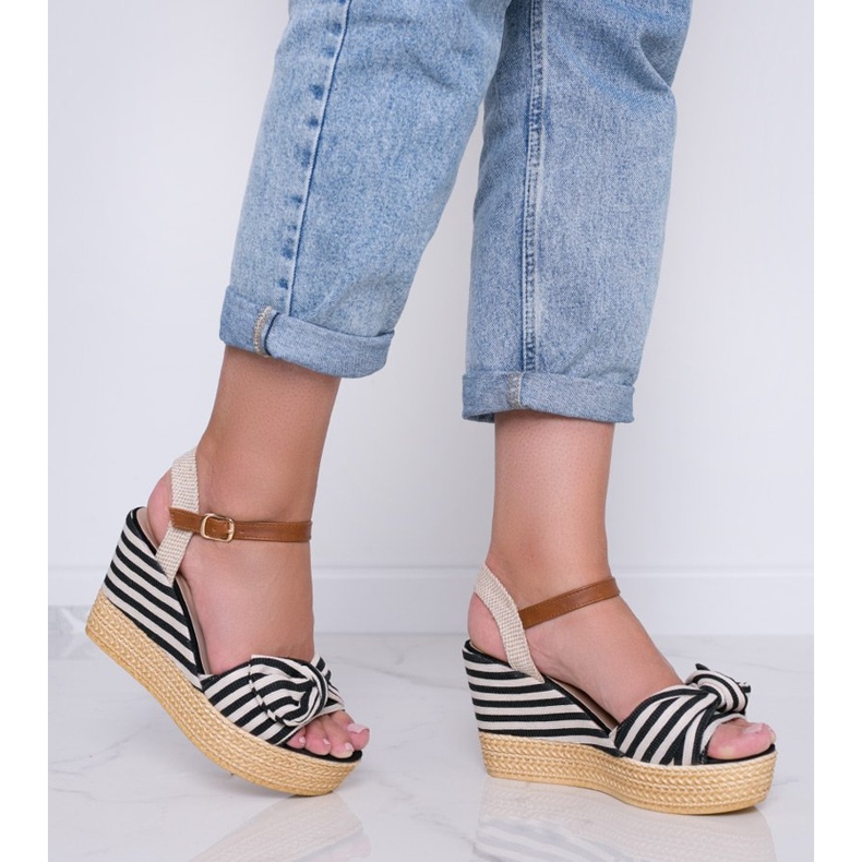 Svartvita kilsandaler med en Holiday Vibes -rosett 2