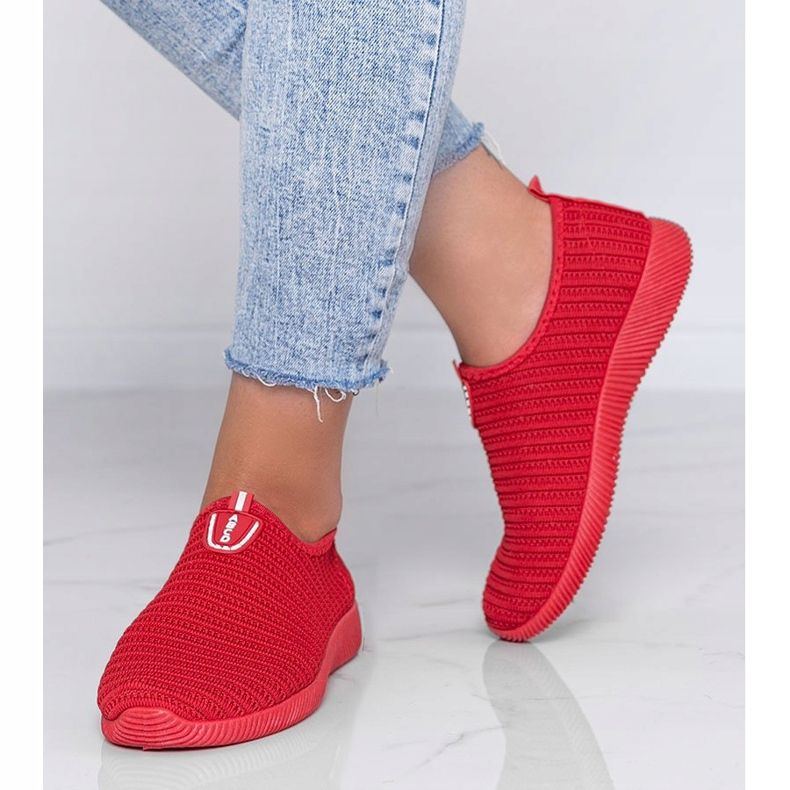 Röda sportskor "Gör det" 1