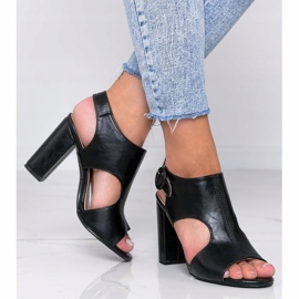 Svarta sandaler på ett Candy Style -inlägg 1