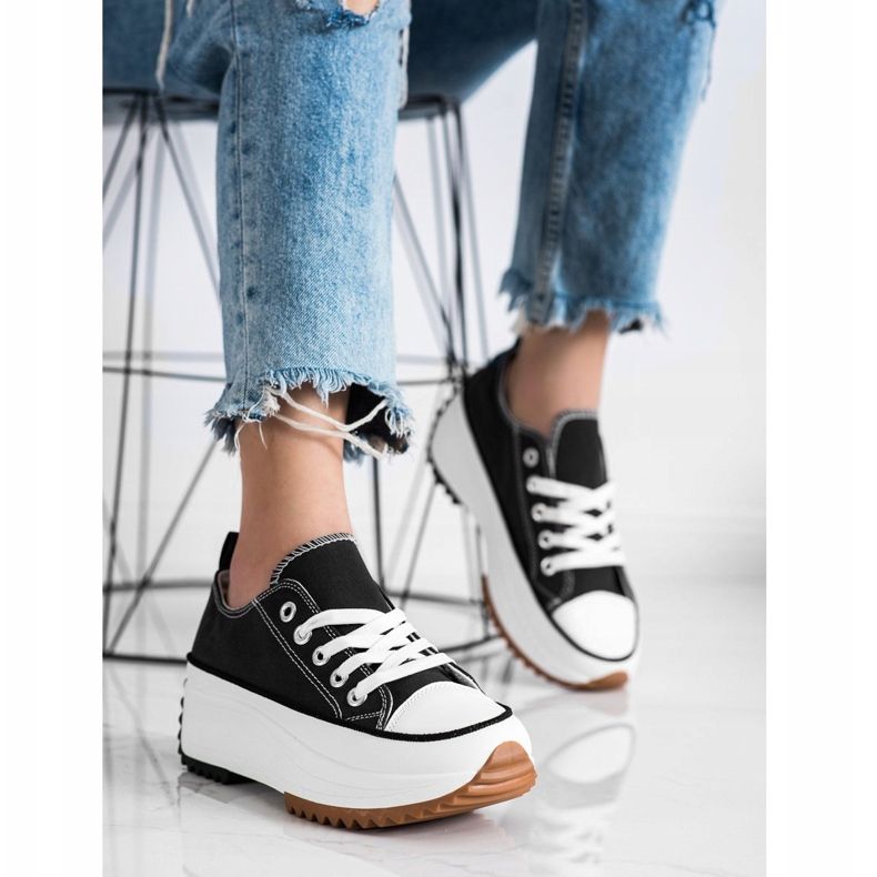 SHELOVET Sneakers på en hög plattform svart 1