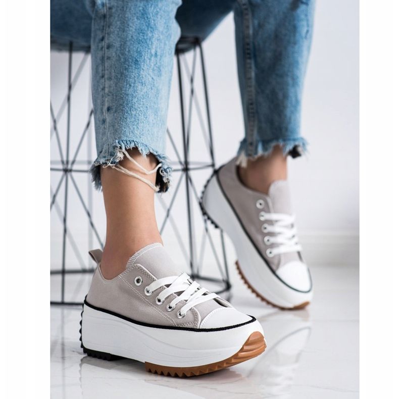 SHELOVET Sneakers på en hög plattform grå 2