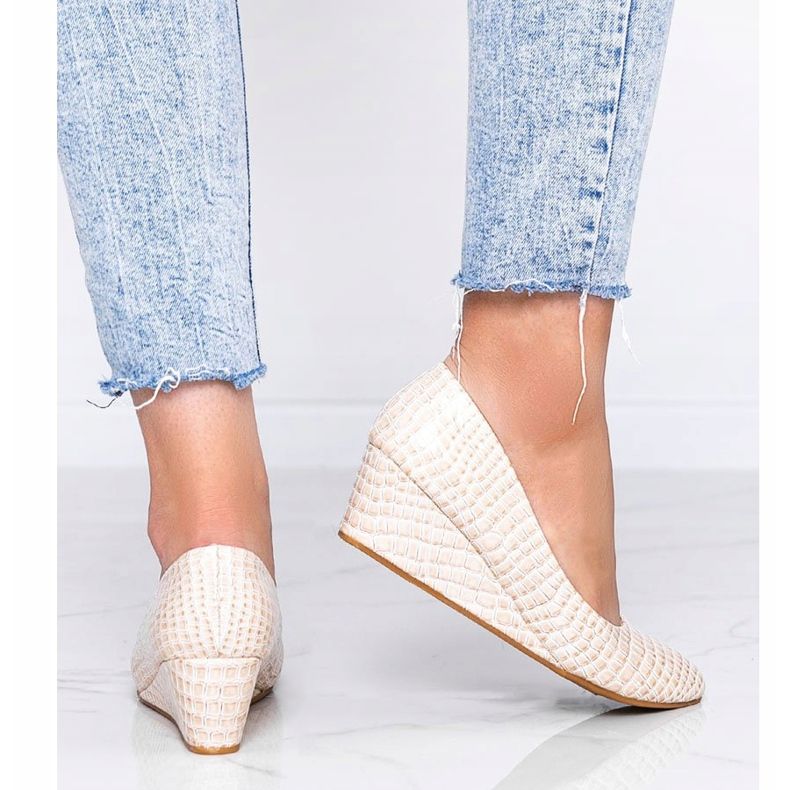 Beige pumps i krokodilmönster på Wildlife kilklack 1