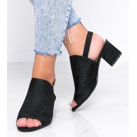 Svarta sandaler på en stolpe med en Blubbery -övre 1