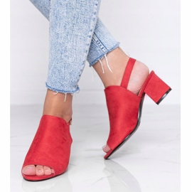 Röda sandaler på en stolpe med ett Blubbery -skaft 1