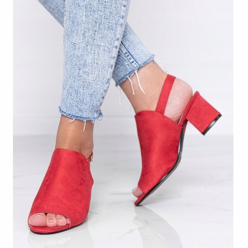 Röda sandaler på en stolpe med ett Blubbery -skaft 1