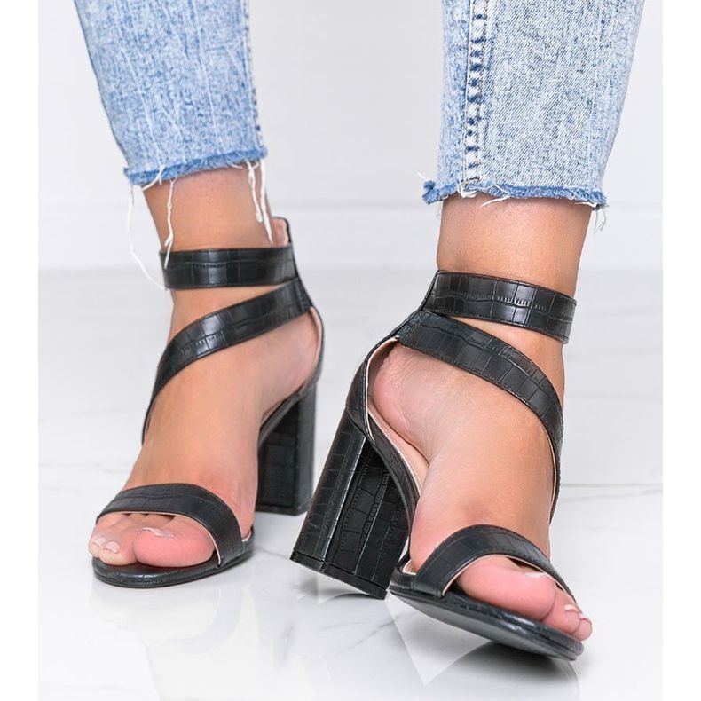 Svarta sandaler på en Silver Dust stolpe 1