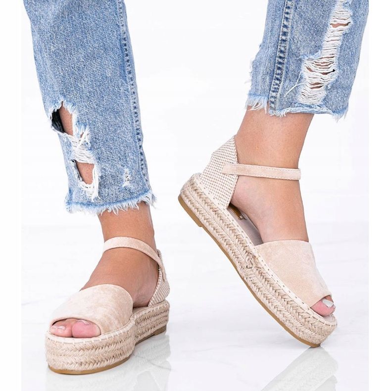 Beige sandaler på Pearl River -plattformen 1