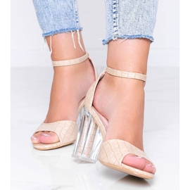 Beige pumps på en stolpe med en transparent No Fear -häl 1