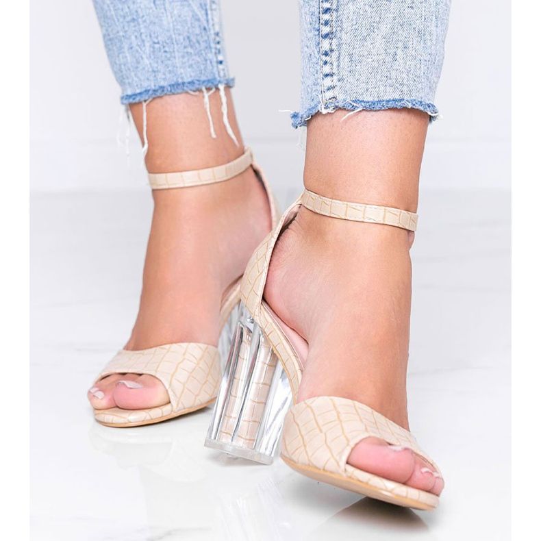 Beige pumps på en stolpe med en transparent No Fear -häl 1